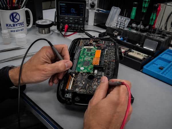 Técnico de Kilbytec reparando la electrónica de un espectrofotómetro